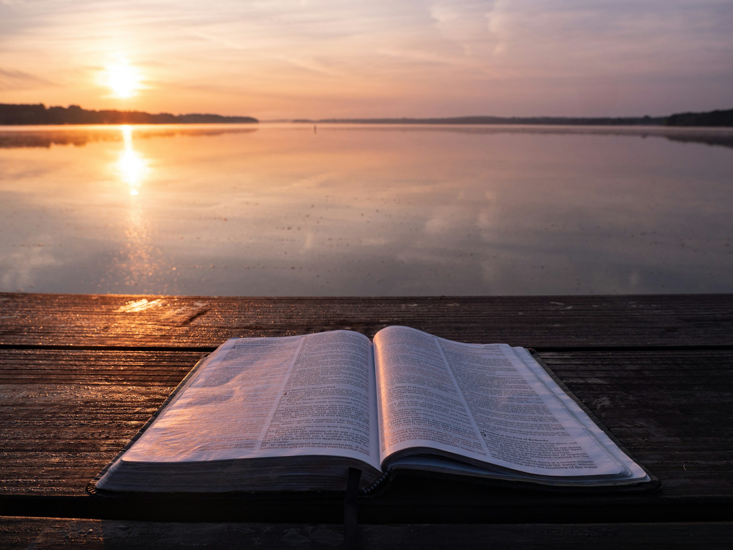 Aufgeschlagene Bibel im warmen Morgenlicht