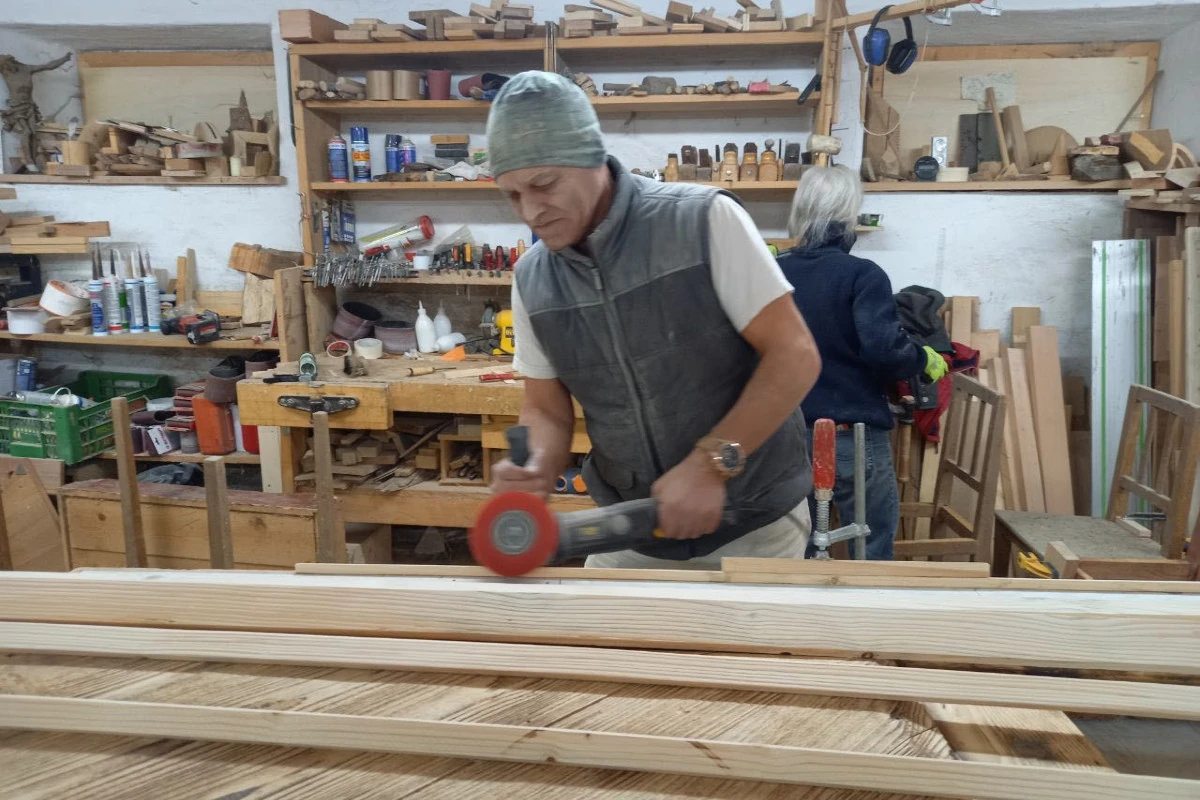 Handwerker bei der Bearbeitung von Holz in der Werkstatt